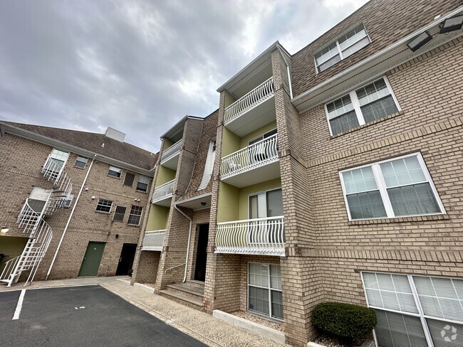Building Photo - 272 Walnut St Unit 9 Rental