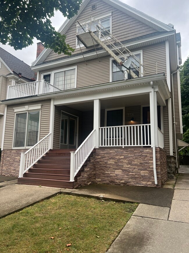 Building Photo - 738 Auburn Ave Unit 1 Rental