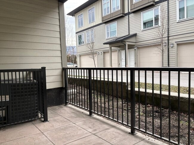 Photo - 1308 Rutland Rd N
