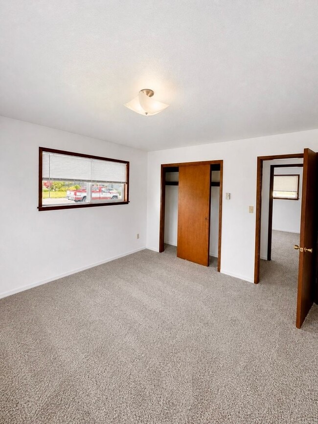 Photo - Large 3 Bed 1.5 Bath with large Garage Located in Cosmopolis