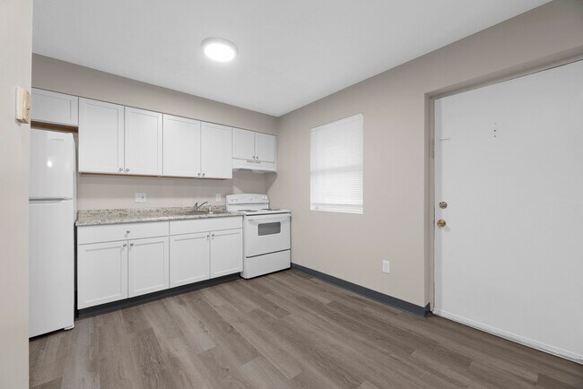 Photo - Cedar Court Apartments