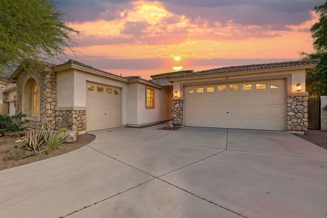 Building Photo - Oversized Lot + Dual Garages! 3 Bed + Den in Mountain Vista
