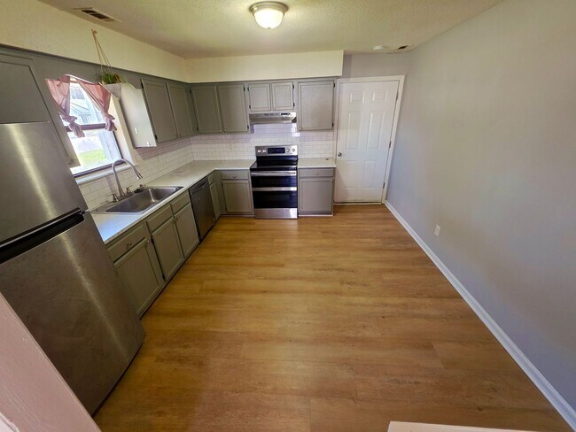 Photo - 3 Br 2 BA in Spring Villa