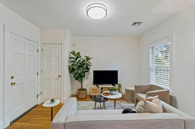 Building Photo - 296 W 3rd St Unit 32