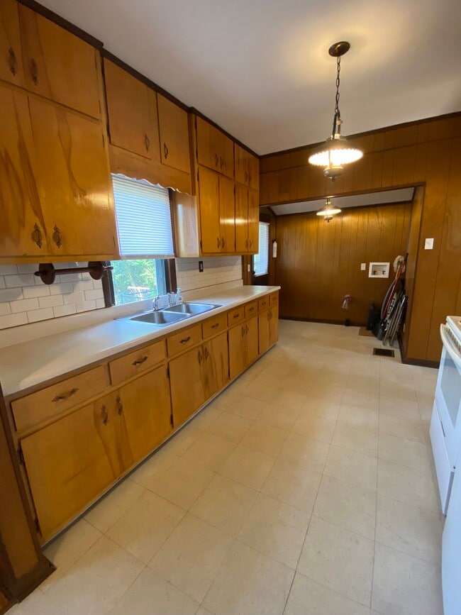 Photo - 1502 Debow St