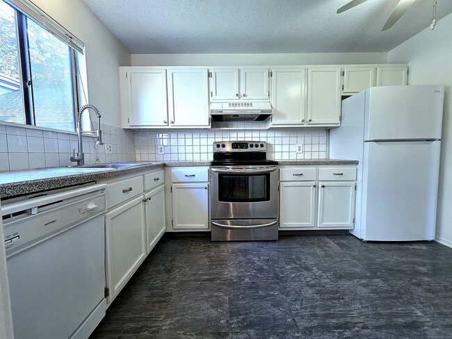 Photo - 563 Heritage Vlg Unidad F