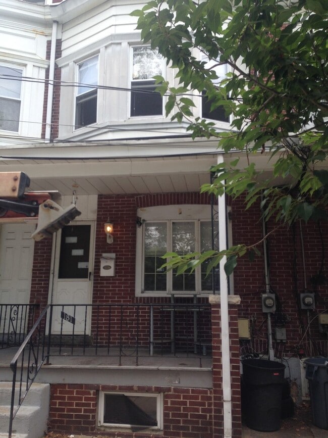 Building Photo - Great Home! 4 Bedroom House with Spacious Living Area! Full Basement for Storage! W/D Hook-ups! Y...