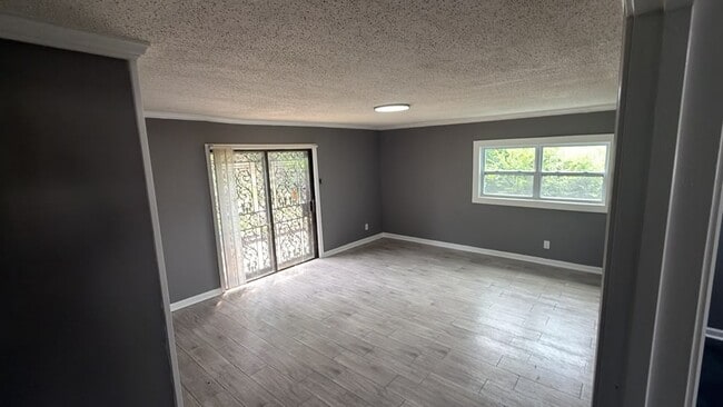 Photo - 2530 Rozelle St