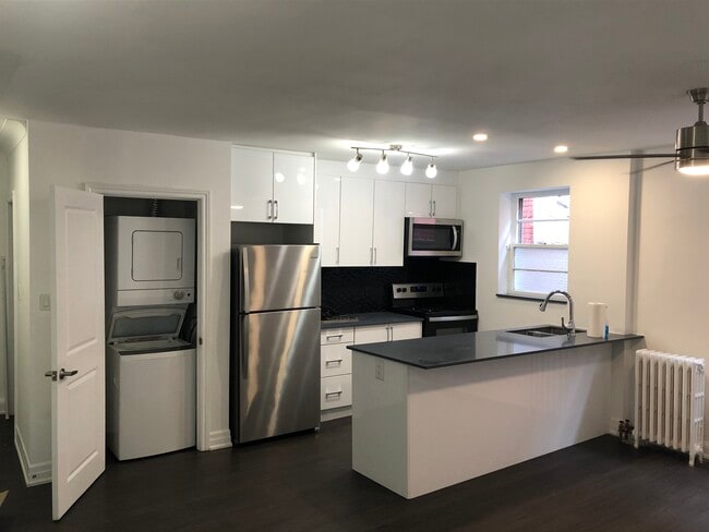 Building Photo - College and Palmerston 2 bedroom with balcony Unit 1