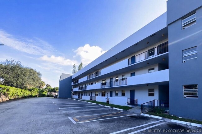 Building Photo - 1630 Embassy Dr Unit 311