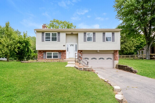 Charming 3 Bedroom Home - Charming 3 Bedroom Home