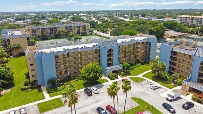 Building Photo - 2820 Tennis Club 204 Dr Unit 204 Rental