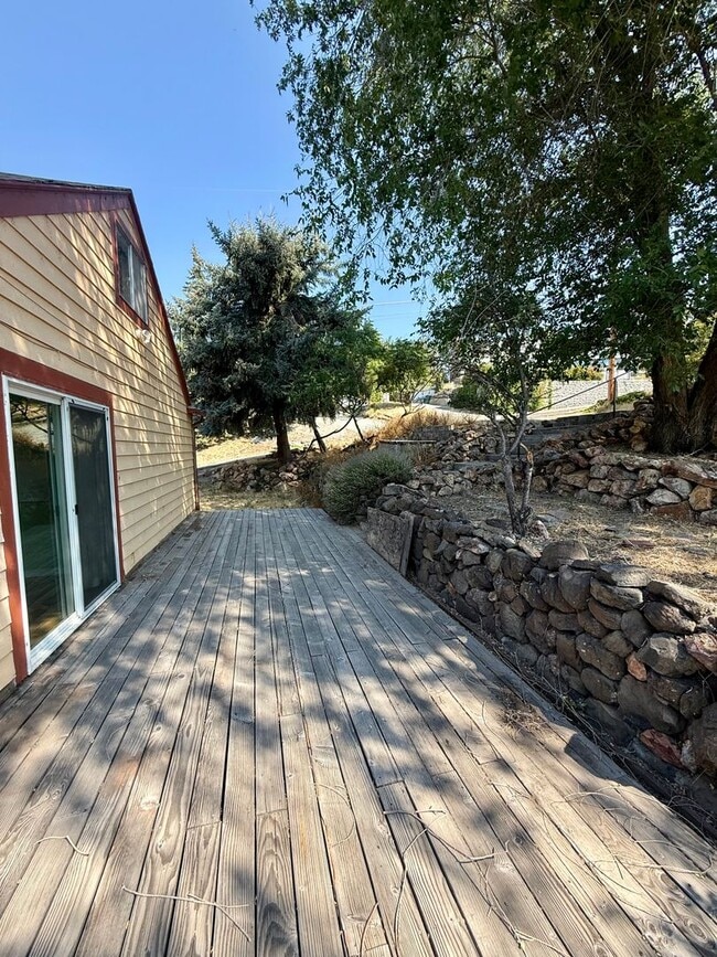 Photo - 2036 Lavey St