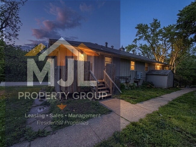 Building Photo - Spacious 3 Bedroom / 1 Bath Apartment in Sugar Creek *Ready Now*