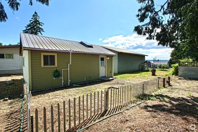 Building Photo - Cozy Cabin on Camano!~ Rental