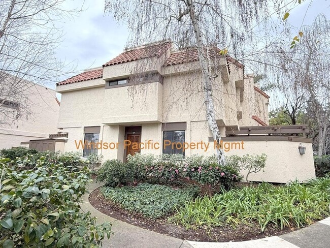 Building Photo - Excellent Location! Near BART, Downtown! Main Chance Estates Townhouse