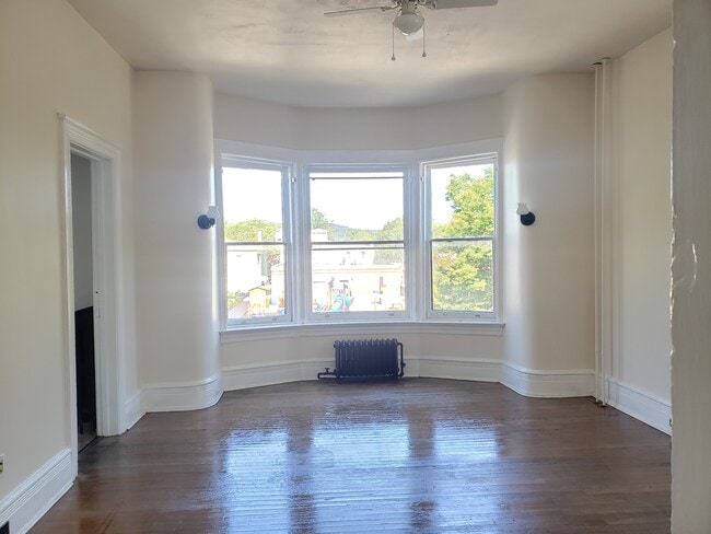 Building Photo - 629 W 4th St Unit 4