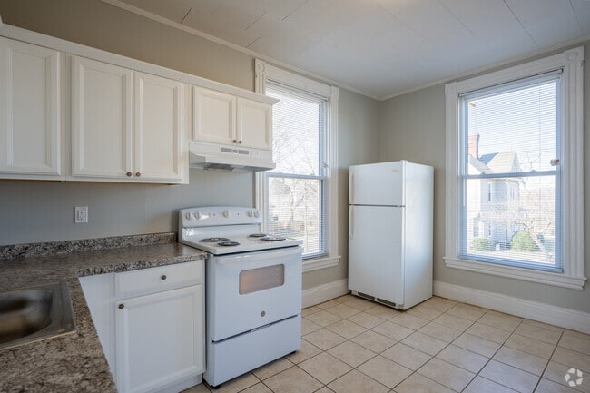 1BR, 1BA - Kitchen - 500 Euclid Avenue