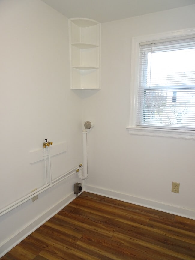 Cuarto de servicio con conexiones para lavadora/secadora - 833 S Cory St Unidad 4