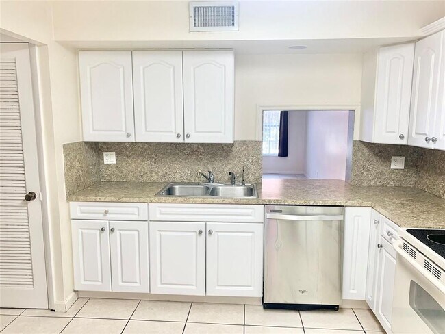 Photo - 680 Tennis Club Dr