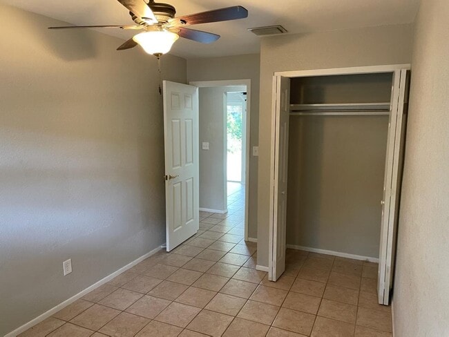 Bedroom - 323 13th Ave NE Unidad 323