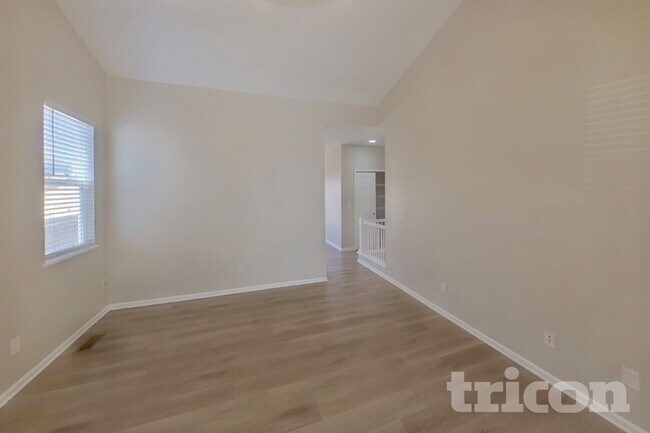Photo - 565 Winebrook Way