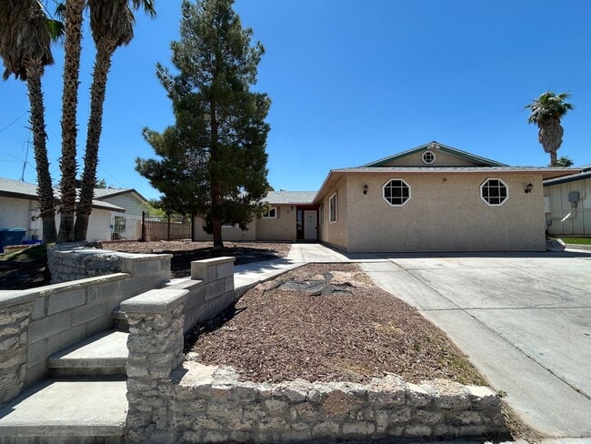 Building Photo - Single Story Home 5-Beds 2-Bath No HOA!