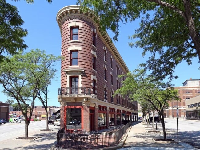 Building Photo - Flatiron Apts. (1722 St. Mary&#39;s Ave.) Unit #205