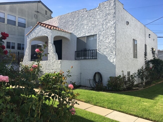 Building Photo - 749 Belmont Ave Unit 749 Belmont Ave