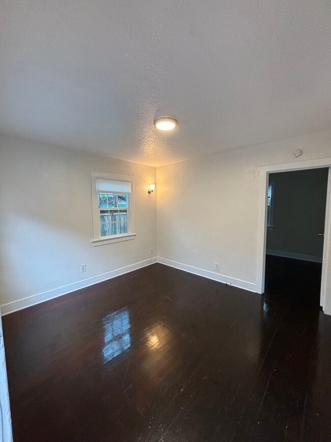 Spacious Living room - 912 1/2 California Ave