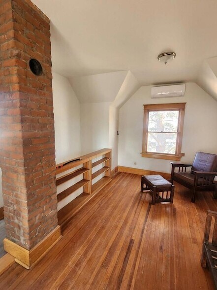 Photo - 820 Arno St SE