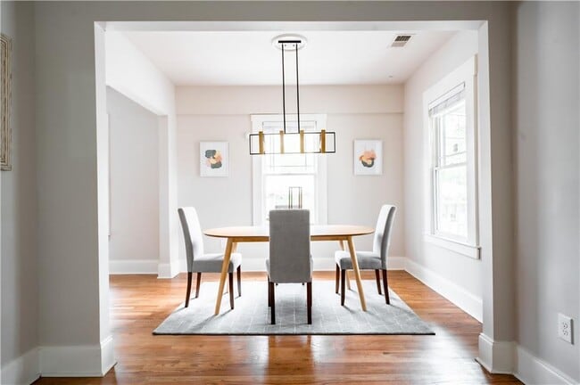 Photo - 875 Oakhill Ave SW