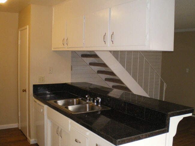 Photo - Great Looking 2bd / 1bth 2 Story Condo!