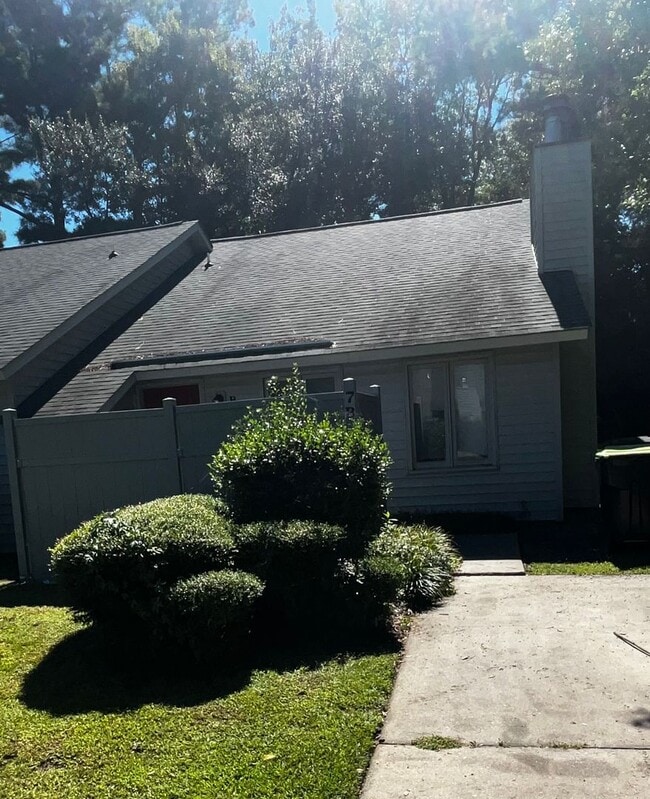Building Photo - Two Bedroom One Bath Townhome