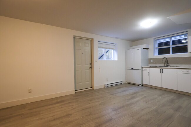 Photo - 21684-21695 95 Ave