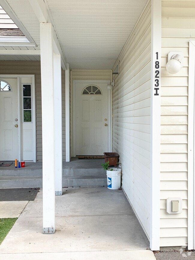 Building Photo - Townhome near the Good Food Store!  Garage!