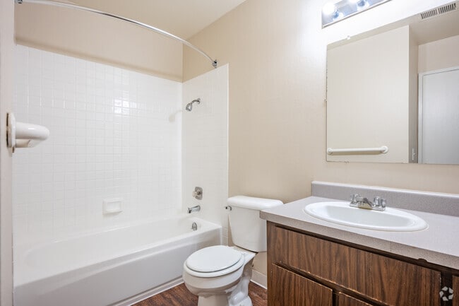 1BR, 1BA - 680SF - Bathroom