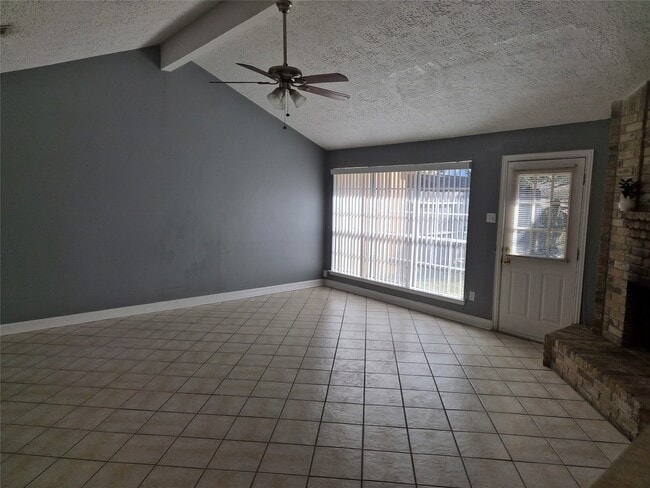 Photo - 19223 Woodglen Dr