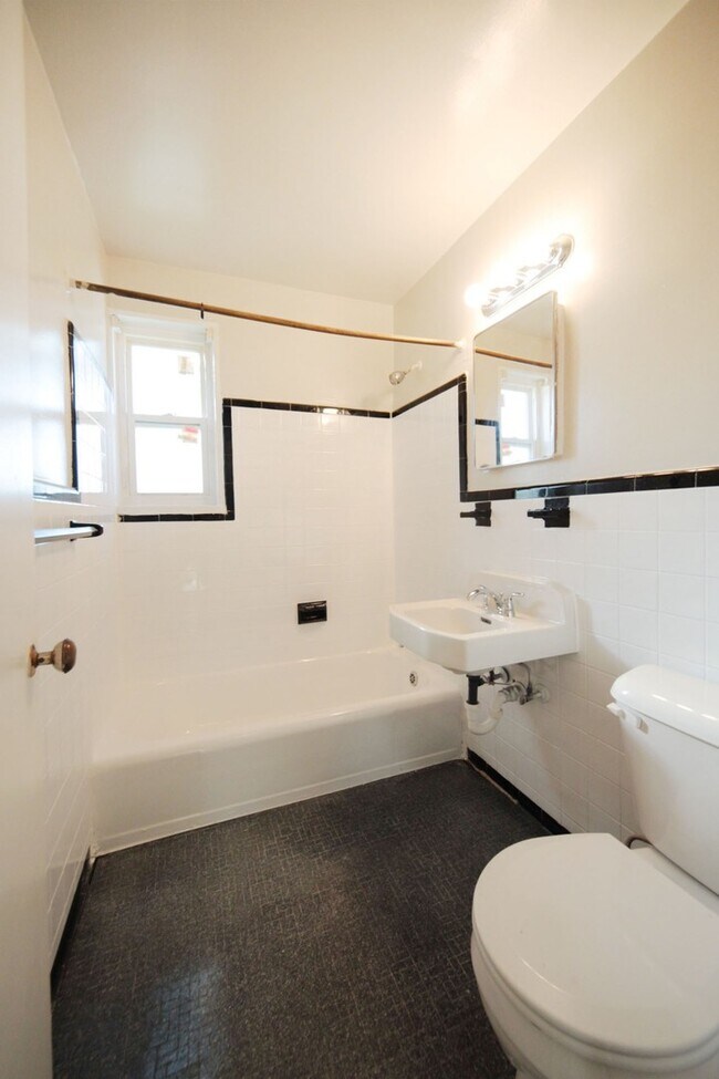Photo - 806 Longfellow Street NW