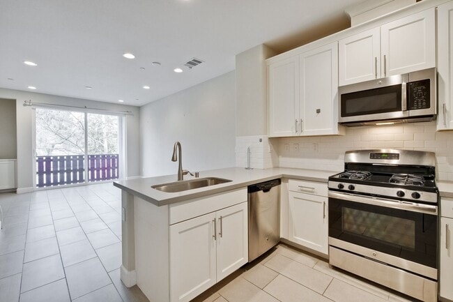 Photo - 3 bed 3 bath home in Blossom Hill area!