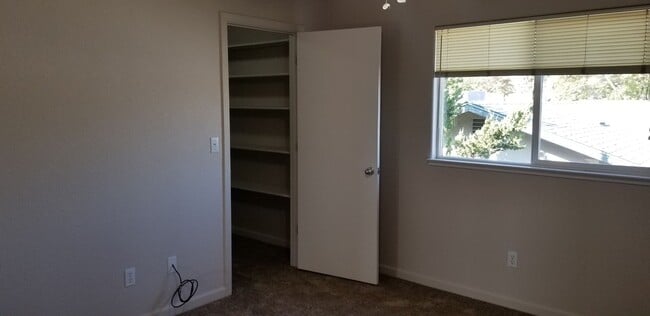 Photo - NIN322 Unit #2