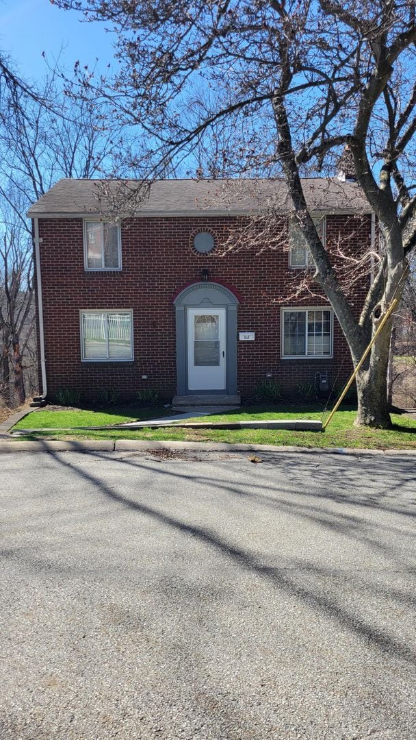 Building Photo - Spacious Three Bedroom Home