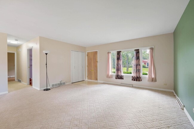 Photo - 818 Leahy Cir E
