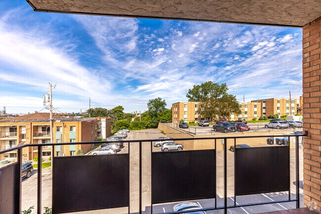 2BR, 1BA - 815SF - Patio
