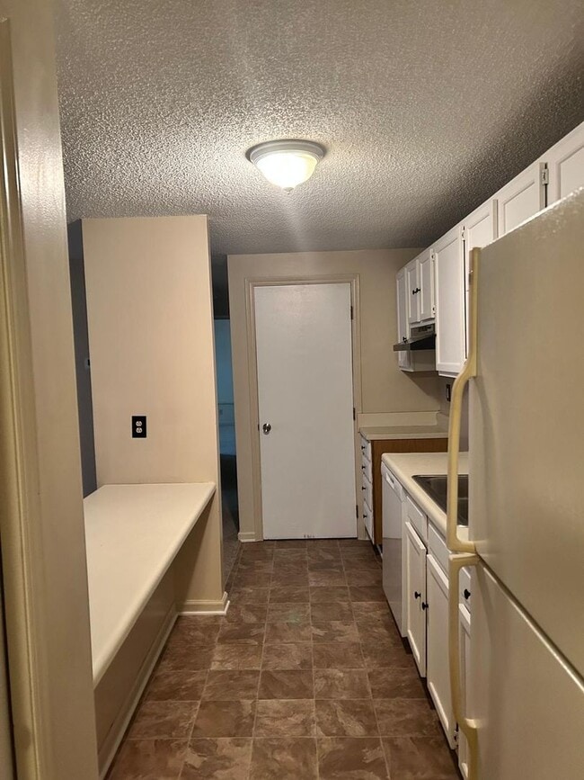 Photo - Available Now! Spacious 2 Bedroom Apartment!!