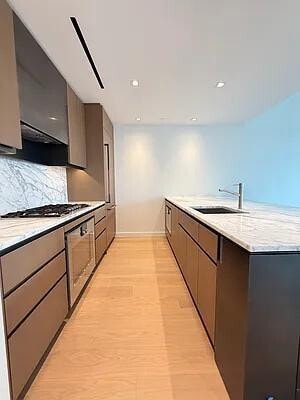 Building Photo - 555 W 22nd St