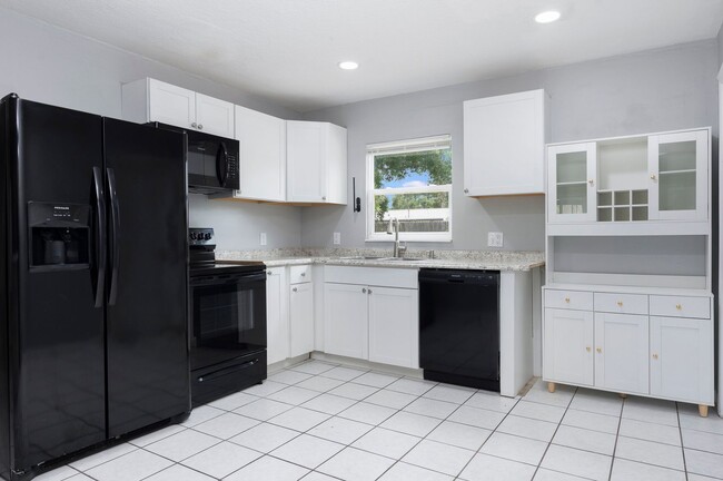Photo - Charming & Rare 4-Bedroom Home in Saint Petersburg!