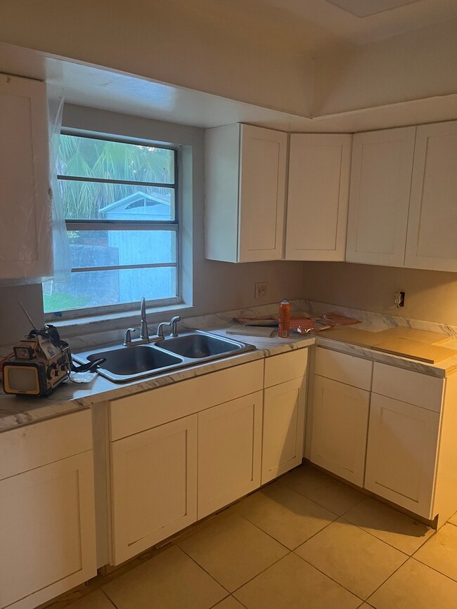 Building Photo - 1203 S 33rd St Unit Duplex