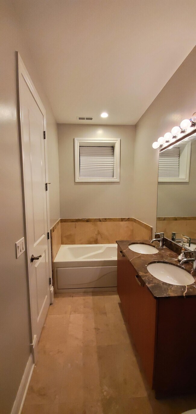 Photo - 425 E 42nd St Unit 1F