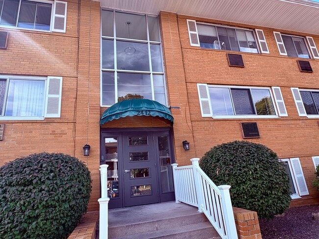 Building Photo - 2412 East Ave Unit D